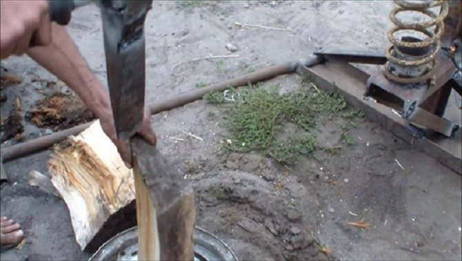 Колуном наносятся удары