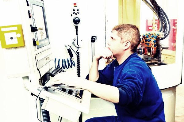 оператор за работой на чпу станке