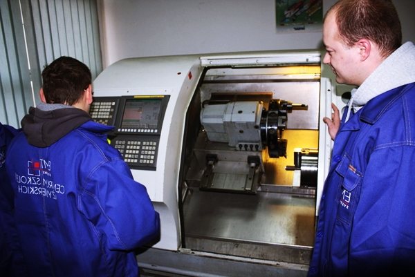 работа операторов за станком чпу