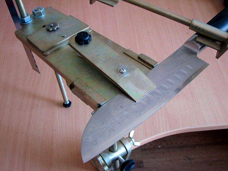 Вариант домашнего устройства для заточки лезвий